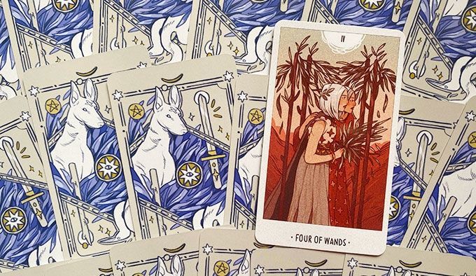 Таро Белого Божества | White Numen Tarot (в жестяной коробочке, с розовым срезом) 109356 фото